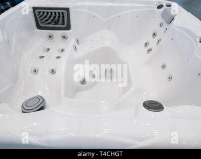 Nahaufnahme des großen Massage Badewanne zu Hause Möbelhaus Stockfoto
