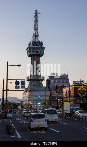 Street Scene und den Turm von Beppu am Abend. Lattice Kommunikation Turm mit Aussichtsplattform. Beppu, Oita Präfektur, Japan, Asien. Stockfoto