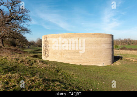 "Writ in Wasser", ein architektonisches Kunstwerk von Mark Wallinger in Runnymede, Surrey, Großbritannien. Stockfoto