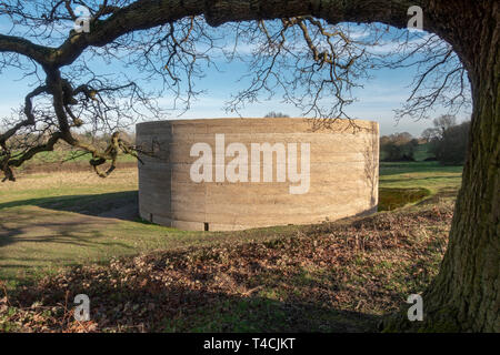 "Writ in Wasser", ein architektonisches Kunstwerk von Mark Wallinger in Runnymede, Surrey, Großbritannien. Stockfoto