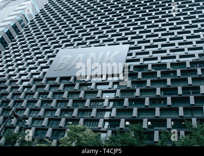 Bank unterzeichnen auf Glas Wand des Business Center. Banking Konzept Stockfoto