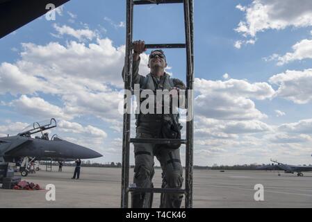 Kapitän J. Paul Reasner, 334 Fighter Squadron Waffensysteme officer Instructor, steigt in einem F-15 E Strike Eagle, 18. März 2019, bei Seymour Johnson Air Force Base, North Carolina. Reasner, der ursprünglich von Indiana, vermittelt in neun formalen Lehrplänen einschließlich der grundlegenden Übergang zu komplexe Angriffe Taktiken Missionen. Stockfoto