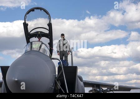 Kapitän J. Paul Reasner, 334 Fighter Squadron Waffensysteme officer Instructor, prüft eine F-15E Strike Eagle, bevor sie Flug, 18. März 2019, bei Seymour Johnson Air Force Base, North Carolina. Ursprünglich von Indianapolis, Reasner wurde gewählt in einer Heimatstadt Video als Teil einer civic Outreach Program von Sekretär der Air Force Public Affairs durchgeführt. Stockfoto