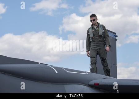 Kapitän J. Paul Reasner, 334 Fighter Squadron Waffensysteme officer Instructor, führt eine Pre-flight Inspection, 18. März 2019, bei Seymour Johnson Air Force Base, North Carolina. Ursprünglich von Indianapolis, Reasner wurde gewählt in einer Heimatstadt Video als Teil einer civic Outreach Program von Sekretär der Air Force Public Affairs durchgeführt. Stockfoto