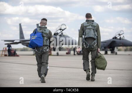 Von links, Kapitän J. Paul Reasner, 334 Fighter Squadron Waffensysteme officer Ausbilder und Kapitän Seth Hyde, 334 FS Pilot, Ansatz einer F-15E Strike Eagle, 18. März 2019, bei Seymour Johnson Air Force Base, North Carolina. Ursprünglich von Indianapolis, Reasner wurde gewählt in einer Heimatstadt Video als Teil einer civic Outreach Program von Sekretär der Air Force Public Affairs durchgeführt. Stockfoto