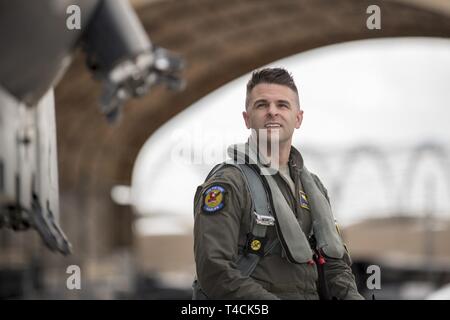 Kapitän J. Paul Reasner, 334 Fighter Squadron Waffensysteme officer Instructor, führt eine Pre-flight Inspection, 18. März 2019, bei Seymour Johnson Air Force Base, North Carolina. Ursprünglich von Indianapolis, Reasner wurde gewählt in einer Heimatstadt Video als Teil einer civic Outreach Program von Sekretär der Air Force Public Affairs durchgeführt. Stockfoto