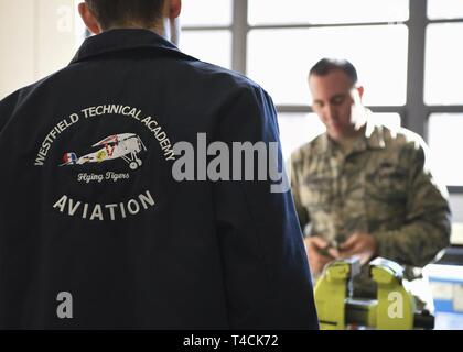 Aviation Studenten aus der Westfield Technische Akademie watch Tech. Sgt. Ed McGaughey, 104 Instandhaltungsgruppe Flugzeuge pneudraulics Systeme Wartungstechniker, die eine Befestigung Beschläge an eine Pause Rohr zwischen Basierend auf Blueprints während einer Tour an März 19, 2019, bei Barnes Air National Guard Base, Massachusetts. 13 Studierende aus der Westfield Technische Akademie erlangt ein tieferes Verständnis für die hydraulischen Systeme und Elektrische und Umwelttechnik Geschäfte in der 104 Fighter Wing während der Tour. Stockfoto