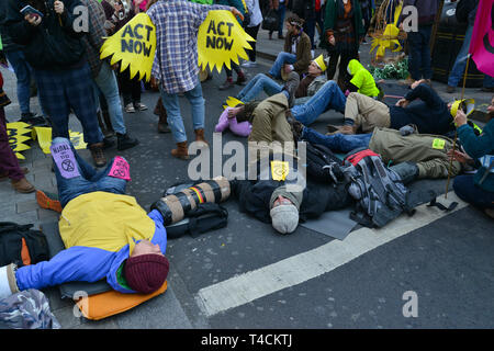 Umweltaktivisten vom Aussterben Rebellion friedlich Sperrung des Verkehrs in der Oxford Street, London geführt. Stockfoto