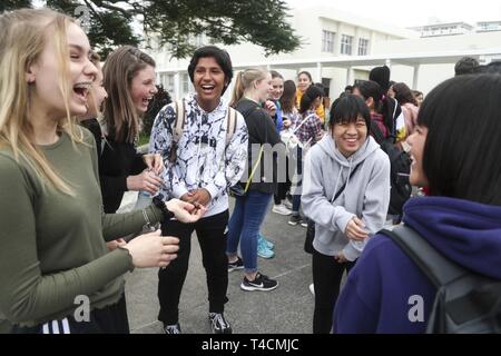 Studenten aus dem Camp Lester Middle School Interaktion mit Studenten aus Chatan Junior High School bei Chatan Burg auf Lager Smedley D. Butler, Okinawa, Japan, 21. März 2019. Die Studenten waren, die an einem Kulturaustausch, statt eine Verbesserung der Beziehungen mit der lokalen Gemeinschaft zu fördern. Stockfoto