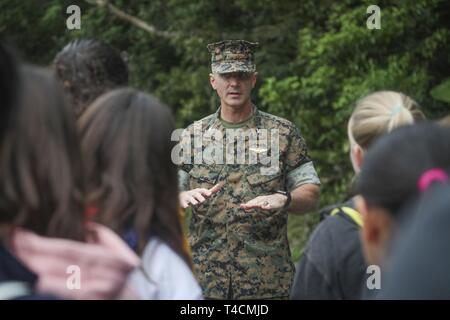 Us Marine Corps Oberst Vincent J. Ciuccoli, camp Befehlshaber der Marine Corps Base Camp Smedley D. Butler (Camp S.D. Butler), spricht mit Studenten aus dem Camp Lester Middle School und Chatan Junior High School während eines kulturellen Austausch auf Chatan Casatle auf Lager S.D. Butler, Okinawa, Japan, 21. März 2019. Der Austausch wurde gehalten, um eine Verbesserung der Beziehungen mit der lokalen Gemeinschaft zu fördern. Stockfoto