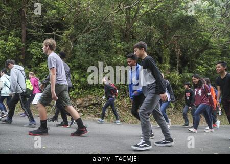 Studenten aus dem Camp Lester Middle School und Chatan Junior High School Studenten gehen gemeinsam während einer Kultur Austausch an Chatan Burg auf Lager Smedley D. Butler, Okinawa, Japan, 21. März 2019. Der Austausch wurde gehalten, um eine Verbesserung der Beziehungen mit der lokalen Gemeinschaft zu fördern. Stockfoto