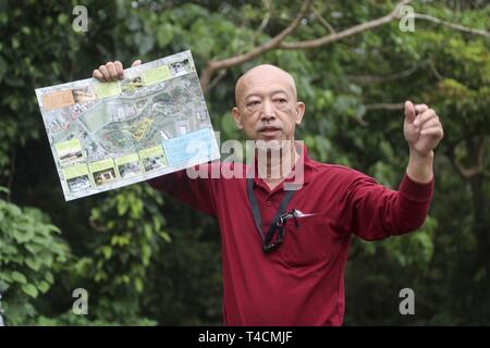 Tomoyoshi Kiyuna, Umweltschutz Spezialist mit Umweltschutz Angelegenheiten Zweig, Marine Corps Installationen Pacific, zeigt eine Karte während eines kulturellen Austausch auf Chatan Burg auf Lager Smedley D. Butler, Okinawa, Japan, 21. März 2019. Studenten aus dem Camp Lester Middle School und Chatan Junior High School im Austausch teilgenommen, eine Verbesserung der Beziehungen mit der lokalen Gemeinschaft zu fördern. Stockfoto