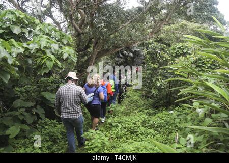 Studenten aus dem Camp Lester Middle School und Chatan Junior High School Studenten gehen gemeinsam während einer Kultur Austausch an Chatan Burg auf Lager Smedley D. Butler, Okinawa, Japan, Mach 21, 2019. Der Austausch wurde gehalten, um eine Verbesserung der Beziehungen mit der lokalen Gemeinschaft zu fördern. Stockfoto