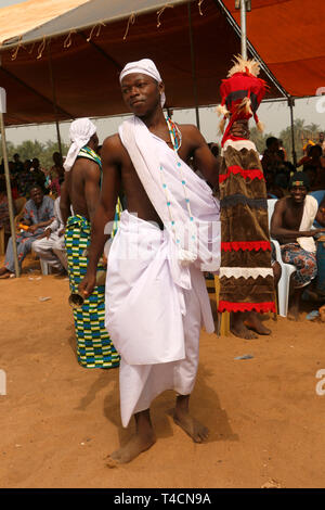 Menschen am Strand feiern die Voodoo Festival in Ouidah, Benin. Alle Art von Tätigkeiten gesehen werden kann, Singen, Tanzen, Musizieren, Gebete Stockfoto