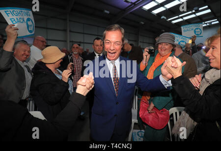 Nigel Farage kommt eine Rede bei einem Brexit Party Rally am Brighton City Airport in West Sussex zu liefern. Stockfoto