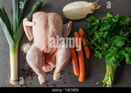 Suppe Huhn, Suppe grün, Lauch, Sellerie, Petersilie, gelbe Rüben, Zutaten für eine Hühnersuppe, studio Shot, Deutschland Stockfoto