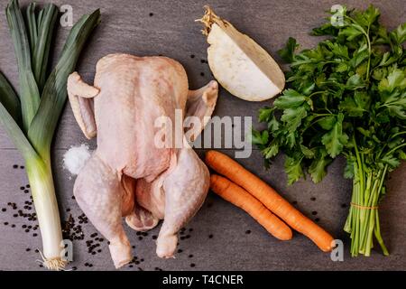 Suppe Huhn, Suppe grün, Lauch, Sellerie, Petersilie, gelbe Rüben, Zutaten für eine Hühnersuppe, studio Shot, Deutschland Stockfoto