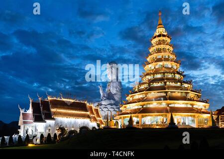 9-stöckiges chinesische Pagode und Kapelle mit riesigen Guan Yin Statue in der Dämmerung, Wat Huay Pla Kang Tempel, Chiang Rai, Nordthailand, Thailand Stockfoto