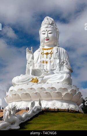 Dragon Treppe vor dem riesigen Guan Yin Statue, sitzen auf Lotus Blume, Wat Huay Pla Kang Tempel, Chiang Rai, Nordthailand, Thailand Stockfoto