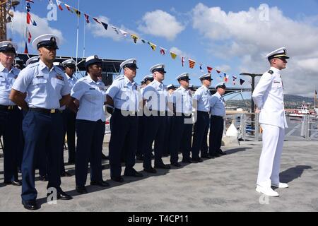 Coast Guard Cutter Terrell Horne crewmitglieder stehen in der Ausbildung bei der Inbetriebnahme von USCGC Terrell Horne bei Coast Guard Base Los Angeles-Long Beach, 22. März 2019. Die Horne Funktionen erweiterte command, control, communications, Computers, intelligence, surveillance, reconnaissance Ausrüstung. Stockfoto