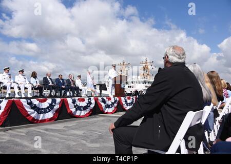 Adm. Karl Shultz, Coast Guard Kommandant, Adressen Teilnehmern bei der Aussendung der Coast Guard Cutter Terrell Horne bei Coast Guard Base Los Angeles-Long Beach, 22. März 2019. Die Horne, eine schnelle Reaktion Cutter, erreichen Geschwindigkeiten von bis zu 28 Knoten und ist ausgestattet mit Partnerorganisationen zu koordinieren und langfristige Küstenwache Vermögenswerte. Stockfoto