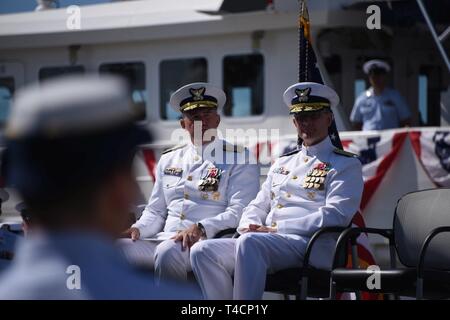 Adm. Karl Shultz, Coast Guard Kommandanten, und hinten Adm. Peter Gautier, die Küstenwache 11 Commander, beobachten Sie die Aussendung der Coast Guard Cutter Terrell Horne bei Coast Guard Base Los Angeles-Long Beach, 22. März 2019. Das Terrell Horne ist der dritte Schnelle Reaktion Cutter bei Coast Guard Base Los Angeles-Long Beach homeported zu sein. Stockfoto