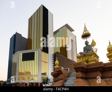 Statue von Mönch Samdech Chuon Nath vor Nagaworld Casino, Phnom Penh, Kambodscha Stockfoto