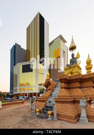 Statue von Mönch Samdech Chuon Nath vor Nagaworld Casino, Phnom Penh, Kambodscha Stockfoto