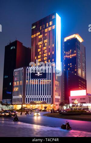 Beleuchtete Nagaworld, Casino, Dämmerung, Phnom Penh, Kambodscha Stockfoto