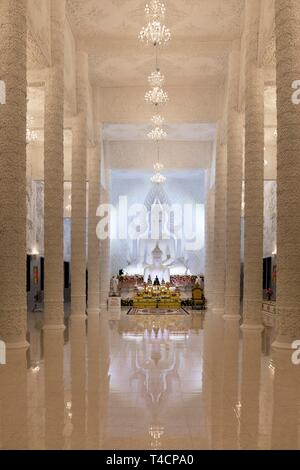 Zier-spalten im weißen Gebetsraum mit Buddha, Wat Huay Pla Kang Tempel, Chiang Rai, Nordthailand, Thailand Stockfoto