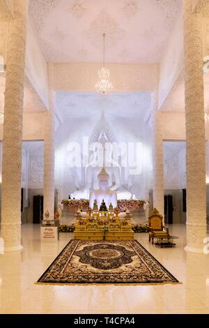 Zier-spalten im weißen Gebetsraum mit Buddha, Wat Huay Pla Kang Tempel, Chiang Rai, Nordthailand, Thailand Stockfoto