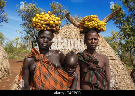 Frauen mit Babys, Kopfschmuck, Mursi Stamm, Mago National Park, der südlichen Nationen, Nationalitäten und Völker" Region, Äthiopien Stockfoto