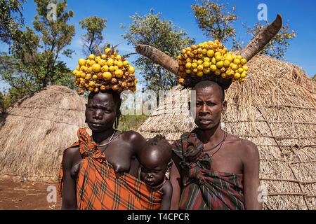 Frauen mit Babys, Kopfschmuck, Mursi Stamm, Mago National Park, der südlichen Nationen, Nationalitäten und Völker" Region, Äthiopien Stockfoto