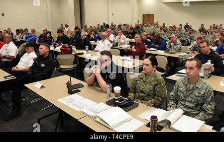 Mitglieder der Keesler Crisis Action Team und Rettungskräfte aus beiden keesler und die lokalen Gemeinschaften besuchen eine gemeinsame Tabelle oben Übung im Roberts Consolidated Aircraft Maintenance Service bei Keesler Air Force Base, Virginia, 21. März 2019. Die Veranstaltung, die in Vorbereitung auf die anstehenden größeren Unfall Antwort Übung im April war, konnten die Teilnehmer auf taktische und strategische Planung zu überprüfen und im Falle einer Krise Situation zu besprechen. Stockfoto