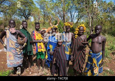 Gruppe, Frauen und Kinder der Mursi Stamm, Mago National Park, der südlichen Nationen, Nationalitäten und Völker" Region, Äthiopien Stockfoto