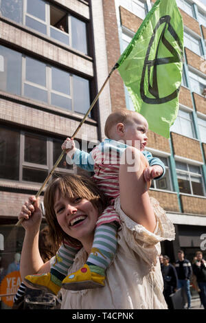 Klimawandel Demonstranten vom Aussterben Rebellion block Central London und gleichzeitig den Verkehr über die Hauptstadt einschließlich Marble Arch, Piccadilly Circus, Waterloo Bridge und Straßen rund um den Parliament Square, am 15. April 2019 in London, England. Stockfoto