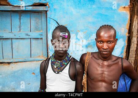 Junge Männer der Hamer ethnische Gruppe mit bunten Haare Klammern und Perlenschmuck, Dimeka, untere Omo Valley, Omo Gebiet südlich Äthiopien, Äthiopien Stockfoto