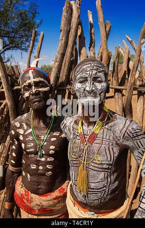 Alte Männer des Stammes der Karo mit Kinderschminken, Bodypainting, Karo Dorf Duss, untere Omo Valley, Omo Gebiet südlich Äthiopien, Äthiopien Stockfoto