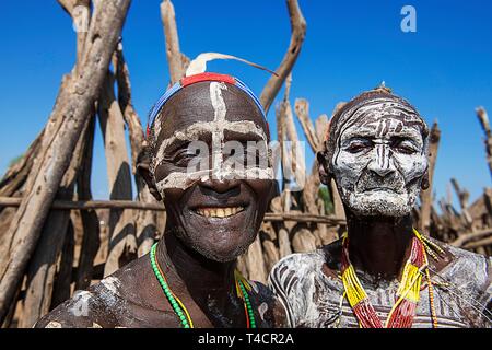 Alte Männer des Stammes der Karo mit Kinderschminken, Karo Dorf Duss, untere Omo Valley, Omo Gebiet südlich Äthiopien, Äthiopien Stockfoto