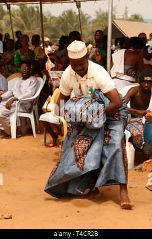 Menschen am Strand feiern die Voodoo Festival in Ouidah, Benin. Alle Art von Tätigkeiten gesehen werden kann, Singen, Tanzen, Musizieren, Gebete Stockfoto