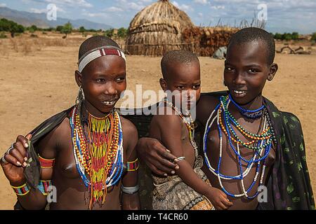 Junge Frauen mit Kind aus dem Erbore Stamm, mit Halsband, Turmi, untere Omo Valley, Omo Gebiet südlich Äthiopien, Äthiopien Stockfoto