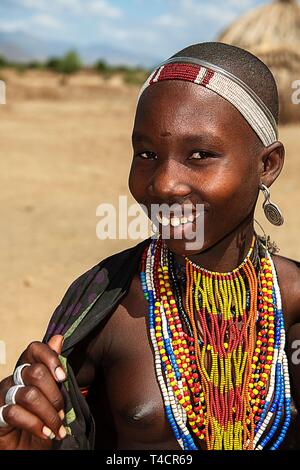 Lachende junge Frau mit Kette, aus dem Stamm, Erbore Turmi, untere Omo Valley, Omo Gebiet südlich Äthiopien, Äthiopien Stockfoto