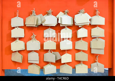 Holzplatte Kultur japanische auf rotem Hintergrund Stockfoto