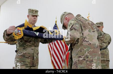 Oberst Michael J. in Simmering, Links, und Command Sgt. Maj. Samuel C. Rapp, rechts, der 3. Gepanzerten Brigade Combat Team, 4 Infanterie Division Farben bei einer Übertragung der Autorität Zeremonie am Lager Buehring, Kuwait entfalten, am 23. März 2019. Als Kommandant der 3 ABCT, Simmering angenommen, dass die Behörde, die für die laufenden Brigade Combat Team Mission innerhalb der Task Force spartanisch, zur Unterstützung der Operation Spartan Schild. Stockfoto