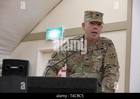 Oberst Michael J. in Simmering, Kommandant der 3. Gepanzerten Brigade Combat Team, 4 Infanterie Division, Adressen Gäste an einer Übertragung der Autorität Zeremonie am Lager Buehring, Kuwait am 23. März 2019. Simmering angenommen, dass die Behörde, die für die Brigade Combat Team Mission innerhalb der Task Force Spartan, 34th Infantry Division der Minnesota nationaler Schutz geboten, zur Unterstützung der Operation Spartan Schild. Stockfoto