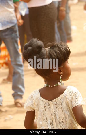 Menschen am Strand feiern die Voodoo Festival in Ouidah, Benin. Alle Art von Tätigkeiten gesehen werden kann, Singen, Tanzen, Musizieren, Gebete Stockfoto