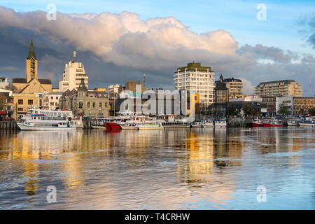 Die Stadt Valdivia am Ufer des Flusses Calle-Calle, Region de Los Rios, Chile Stockfoto