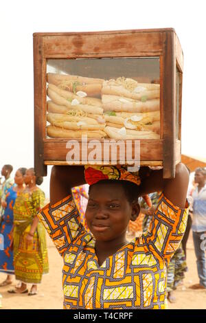 Menschen am Strand feiern die Voodoo Festival in Ouidah, Benin. Alle Art von Tätigkeiten gesehen werden kann, Singen, Tanzen, Musizieren, Gebete Stockfoto