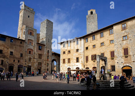 Die Piazza Della Cisterna und die Türme, (Torre Grossa, Torri degli Ardinghelli, Torre Rognosa), San Gimignano, Toskana, Italien Stockfoto