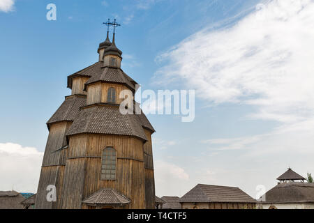 Mittelalterliche hölzerne Kirche, Tempel der Kosaken. Gebäude auf Zaporozhskaya befinden sich auf der Insel Khortytsia in der Ukraine. Stockfoto